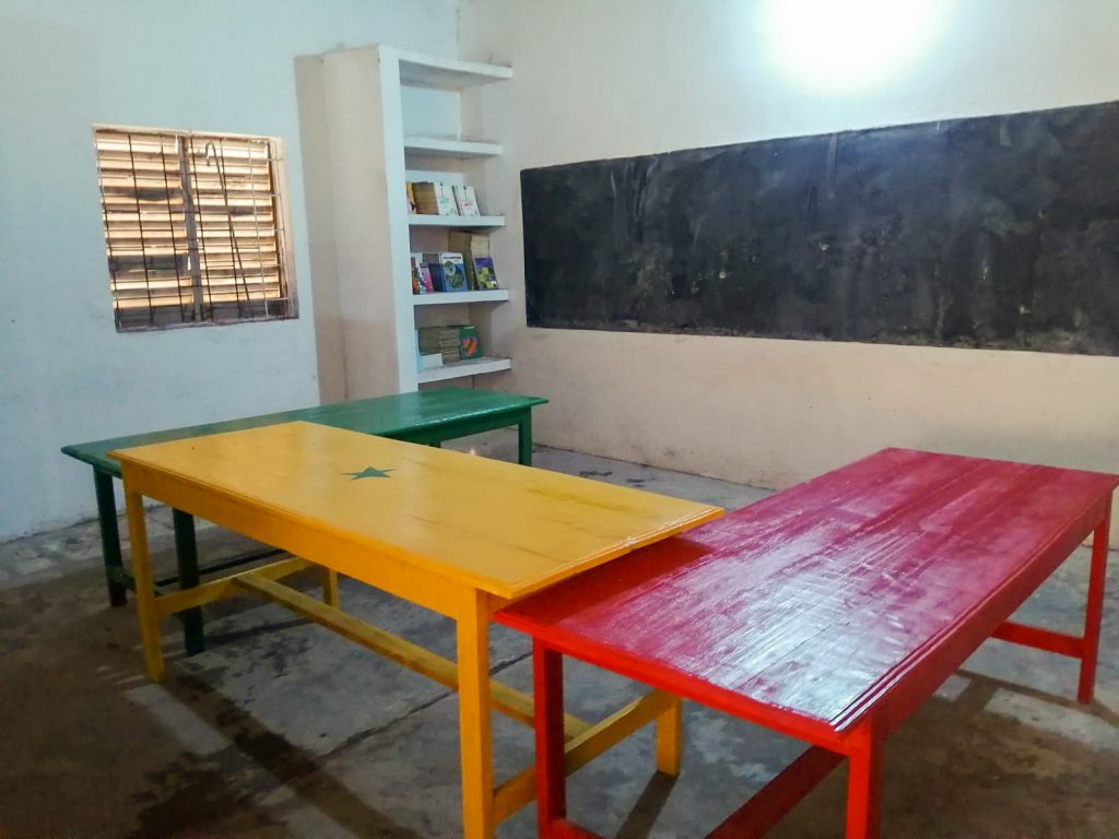 Installation des tables aux couleurs du Sénégal
